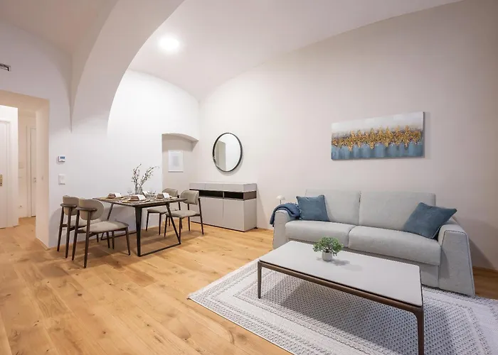 1 Bdr - Diamond, Right Near Vienna's Old
